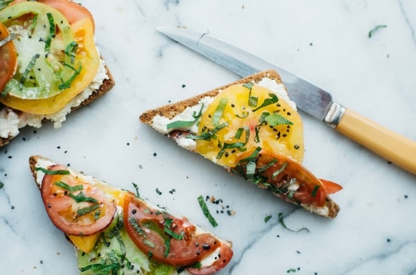 Toasts tomates et ricotta de macadamia Les petits dejs salés